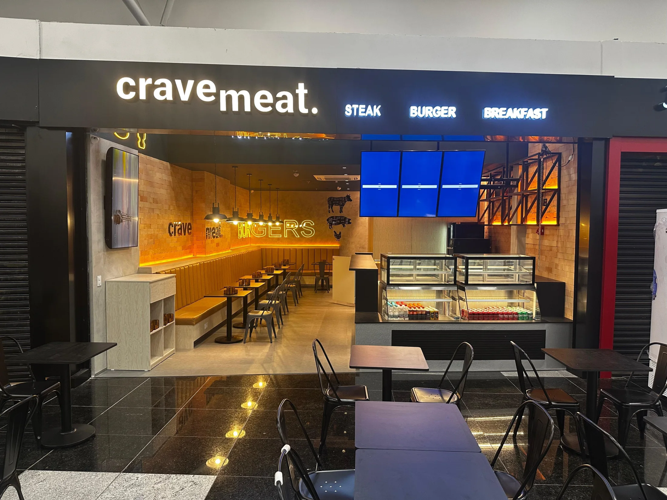 Crave Meat — loja no Aeroporto de Vitória com fachada e salão