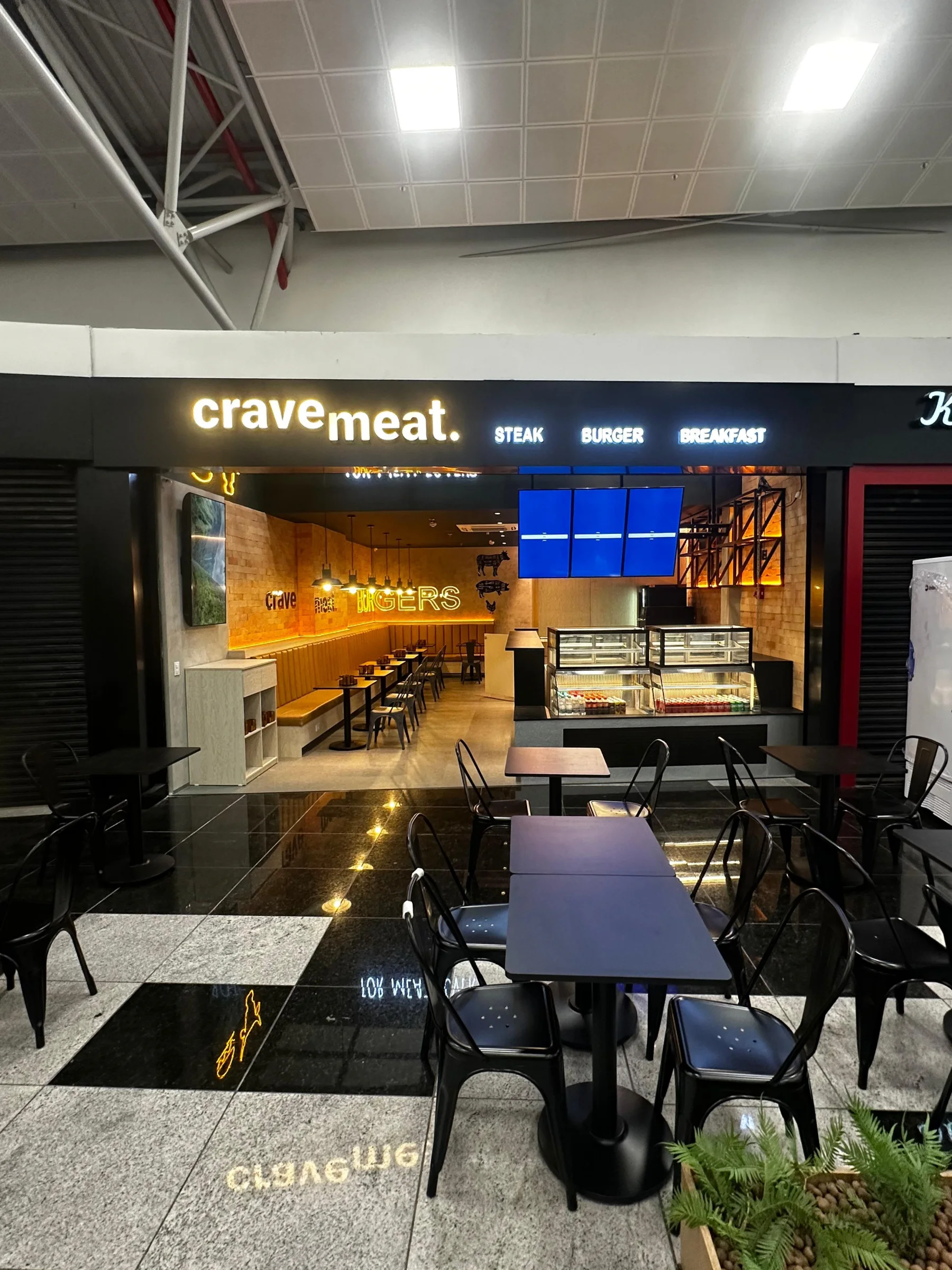 Crave Meat — loja no Aeroporto de Vitória com atendimento e área de consumo
