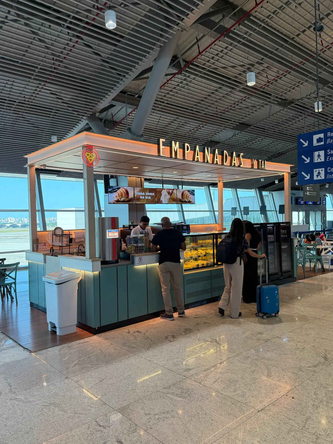 Empanadas — balcão e atendimento no terminal