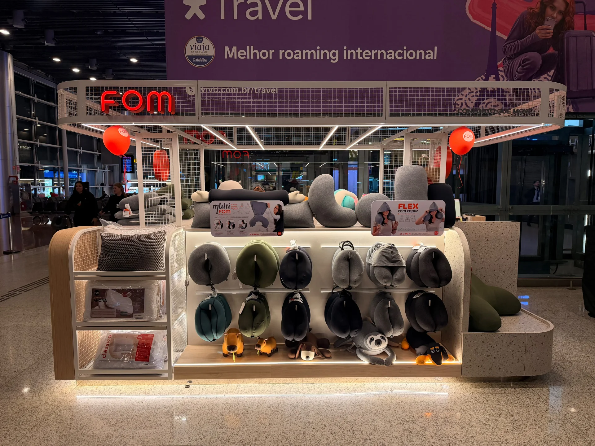 FOM — Terminal Internacional T3: vista frontal e exposição de produtos