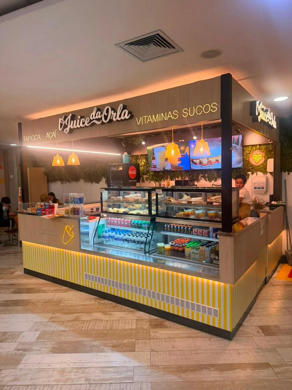 Juice da Orla — quiosque no Galeão com vitrine e comunicação visual