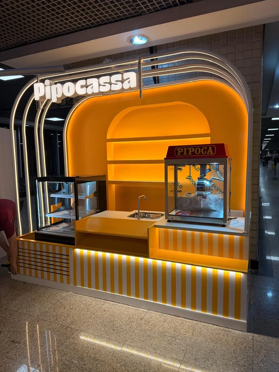 Pipocassa — quiosque no Aeroporto de Congonhas com fachada iluminada