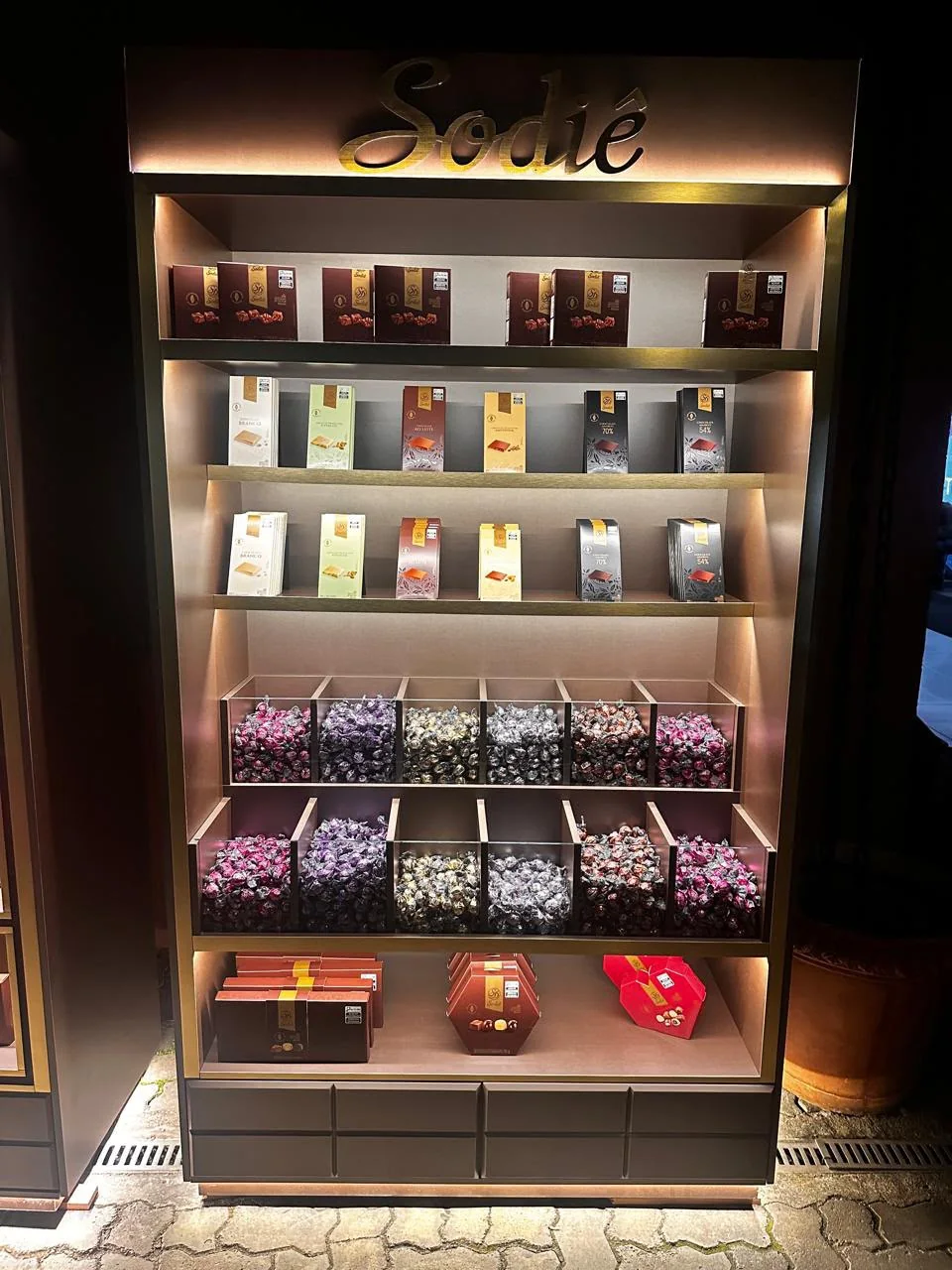 Sodiê Doces — expositor executado com produtos em operação