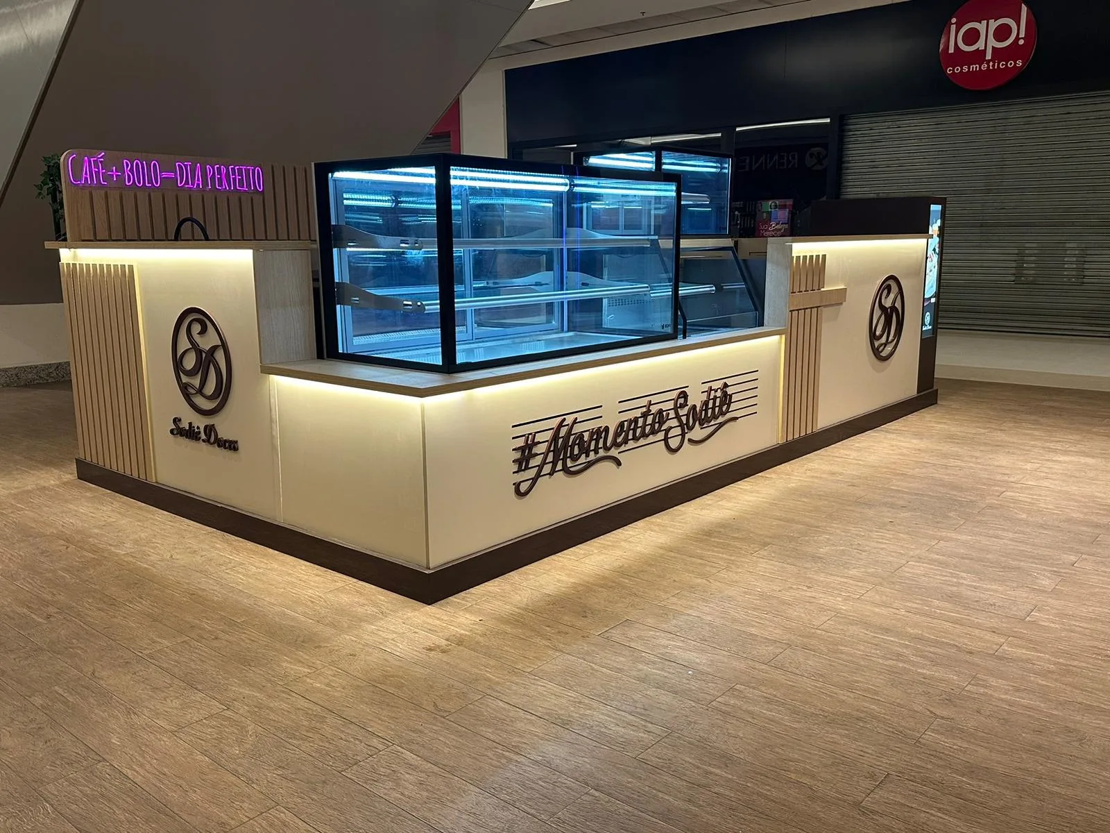 Sodiê Doces — quiosque de shopping em vista lateral com acesso de operação