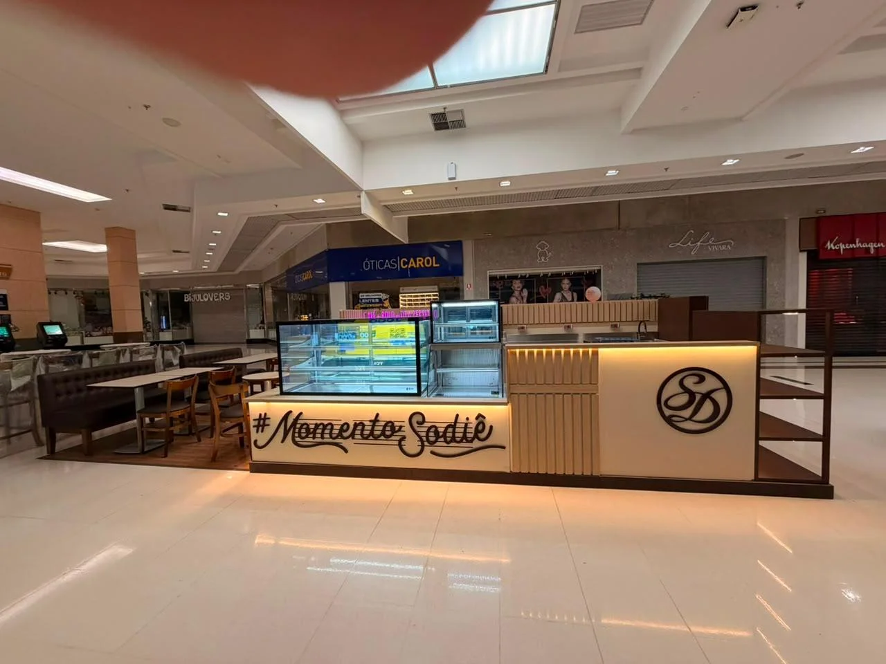 Sodiê Doces — quiosque de shopping com balcão frontal e comunicação de marca